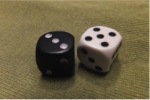 Ein svart terning (3) og ein kvigt terning (5). Verdien 35, dvs. 35 kroner.